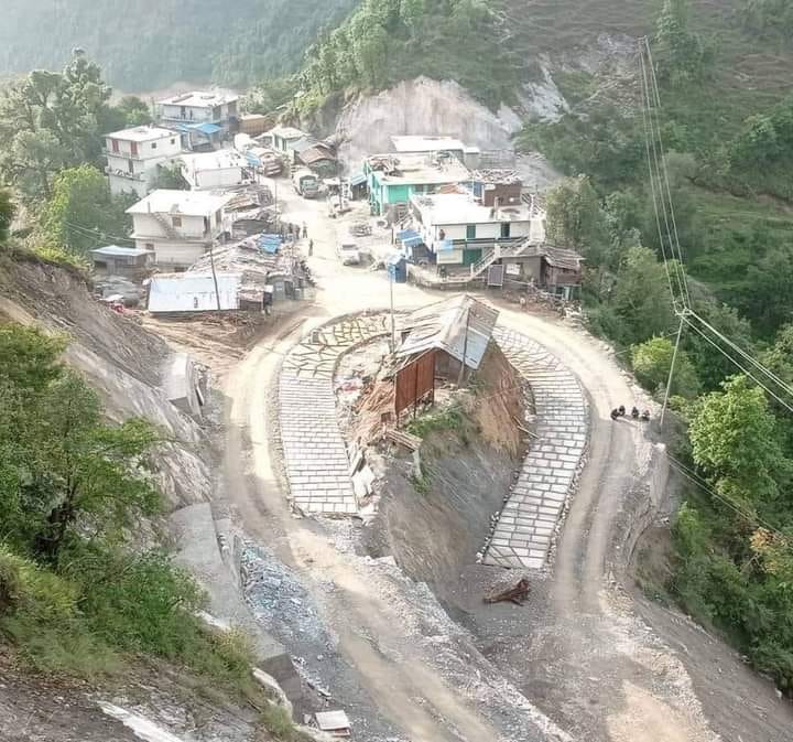 पहिरोका कारण जयपृथ्वी राजमार्ग अवरुद्ध 