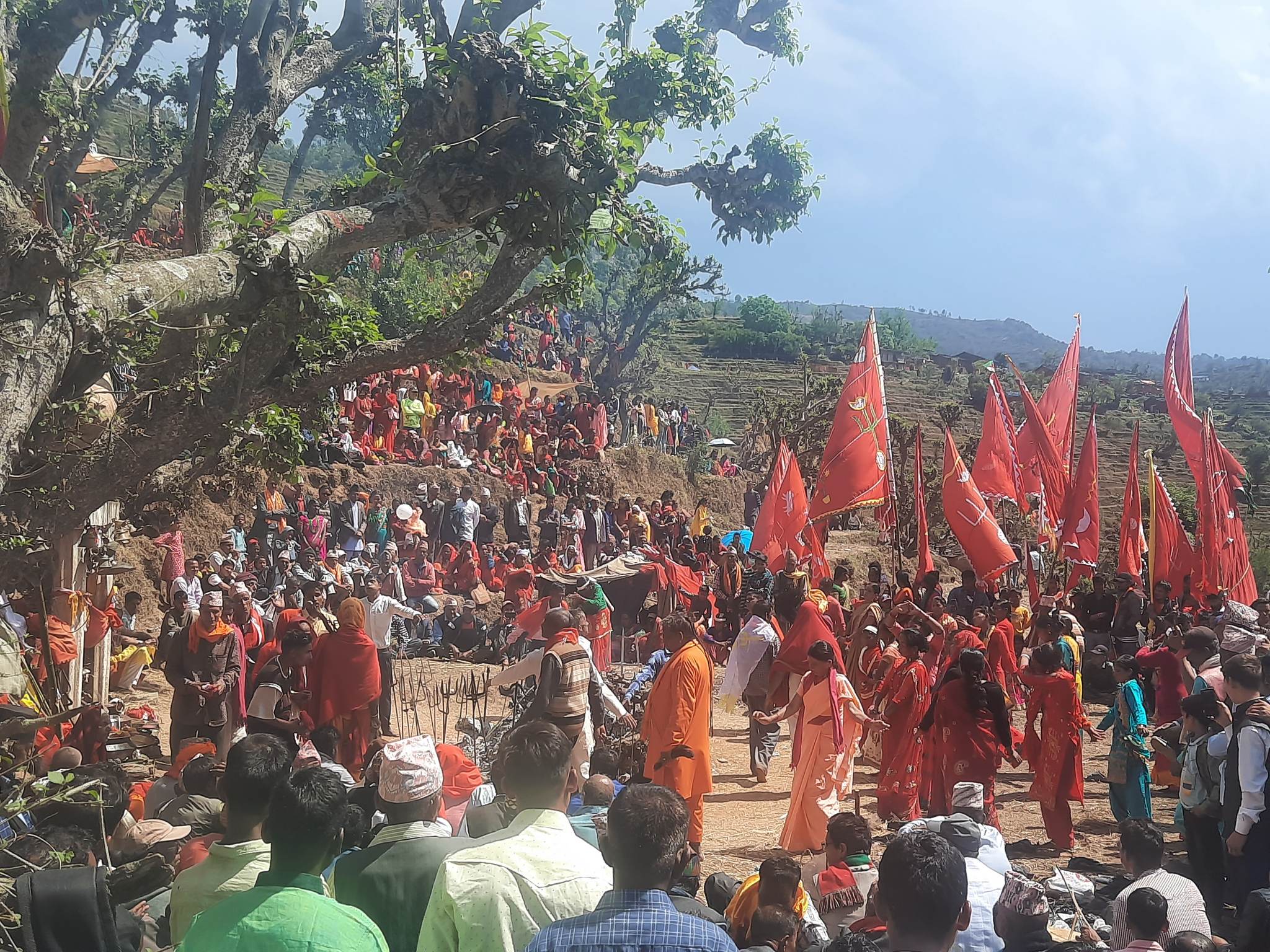 बैतडीको ‘धुनी जात्रा’–जहाँ धामी काँपेर तातेको पन्यू चाट्छन्
