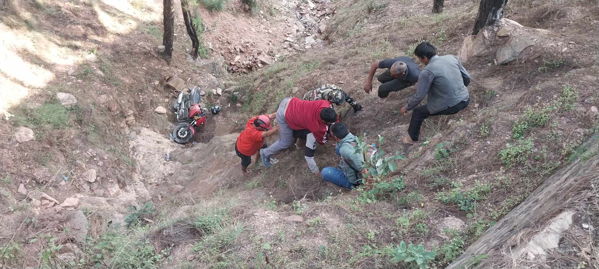 बैतडीमा जिपले मोटरसाइकललाई ठक्कर दियो, दुई जना घाइते 