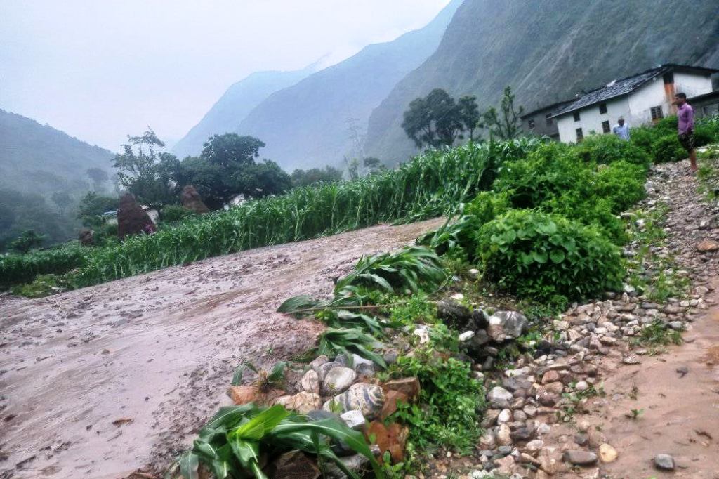 दार्चुलाको गन्याड खोलामा बाढीको जोखिम, १६ घरपरिवारलाई स्थानान्तरण गरियो 