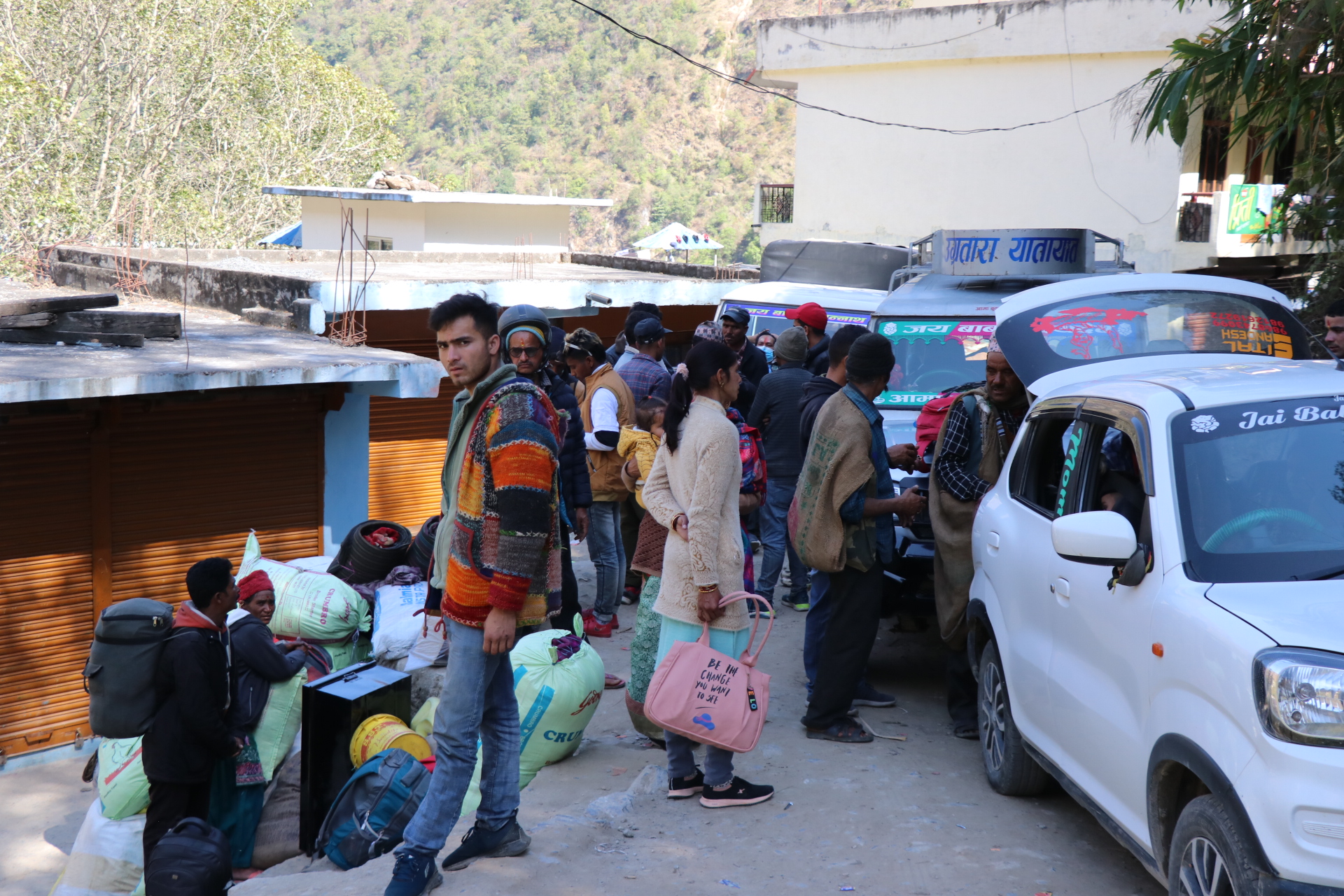 झुलाघाटमा गाडी पार्किङको समस्या,दुर्घटनाको उच्च जोखिम
