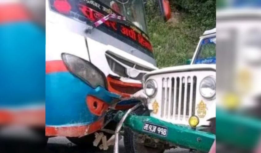 दार्चुला आउँदै गरेको बस र बैतडीको खोड्पेबाट डडेल्धुरा गइरहेको जिप एक आपसमा ठोक्किए