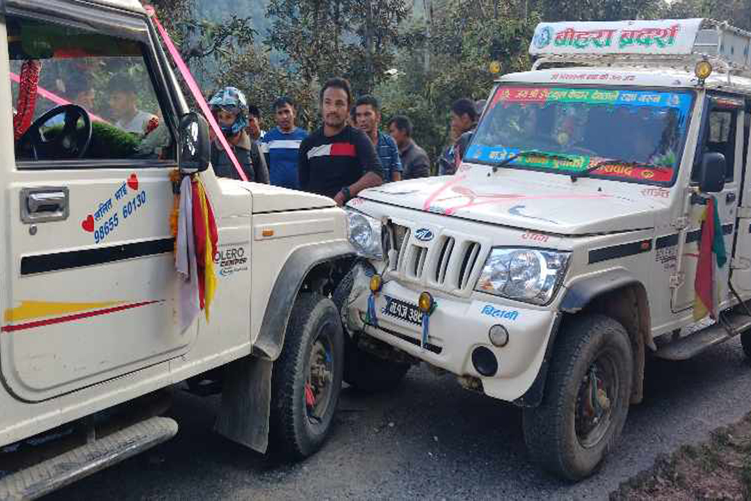 बैतडीको अनारखोलीमा दुई जिप एकआपसमा ठोक्किए, एक जना समान्य घाइते 