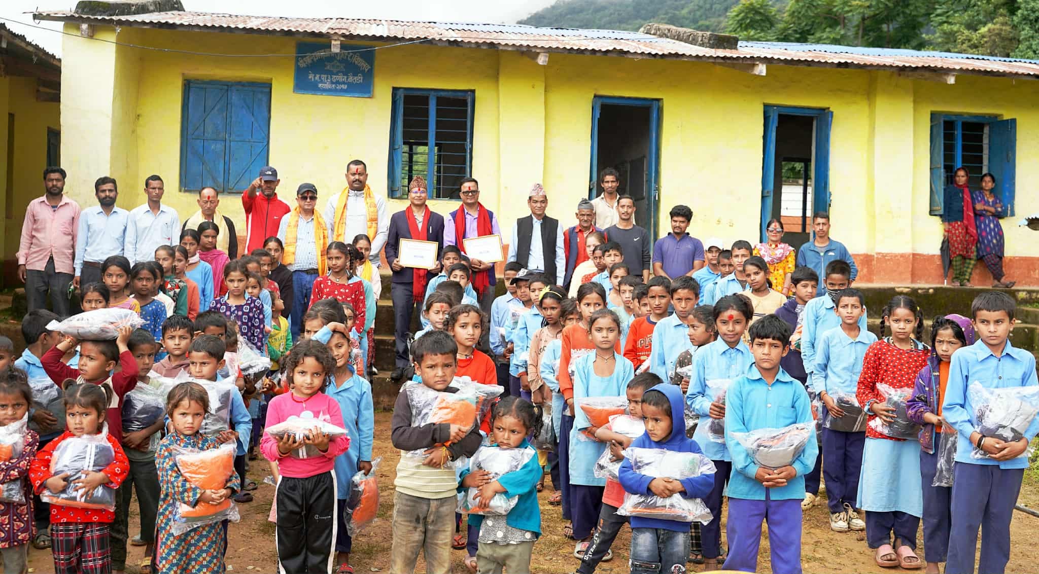 कपडा बैंक बैतडीबाट दुई हजार जनाले निशुल्क न्यानो लुगा पाए 