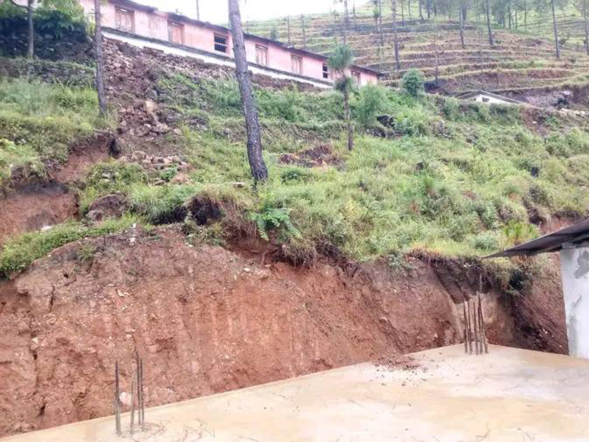 पहिरोले लेक लुपुड माविको भवन जोखिममा 