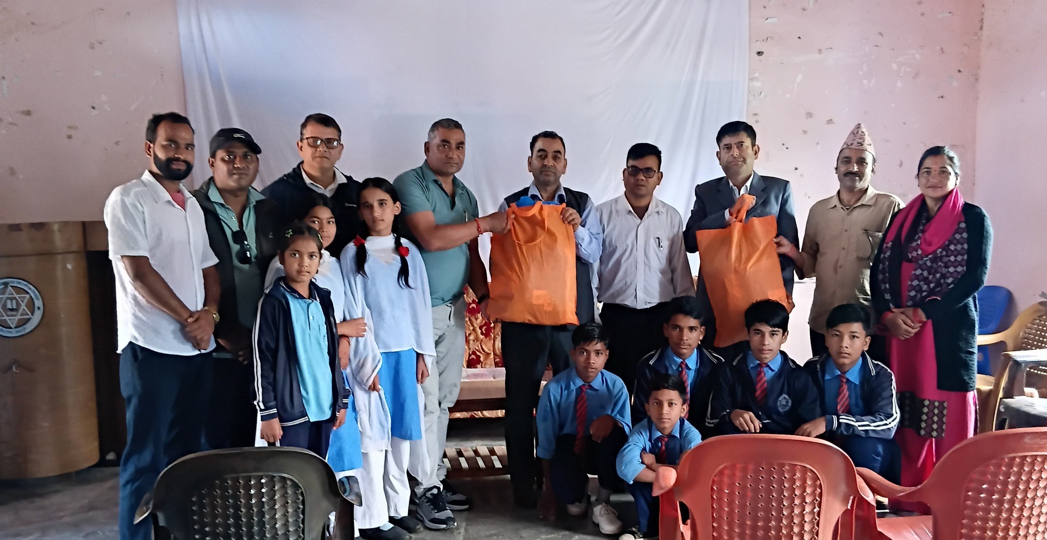 निजामती कर्मचारी युनियन स्थापना दिवस : टुहुरा बालबालिकालाई लुगा वितरण