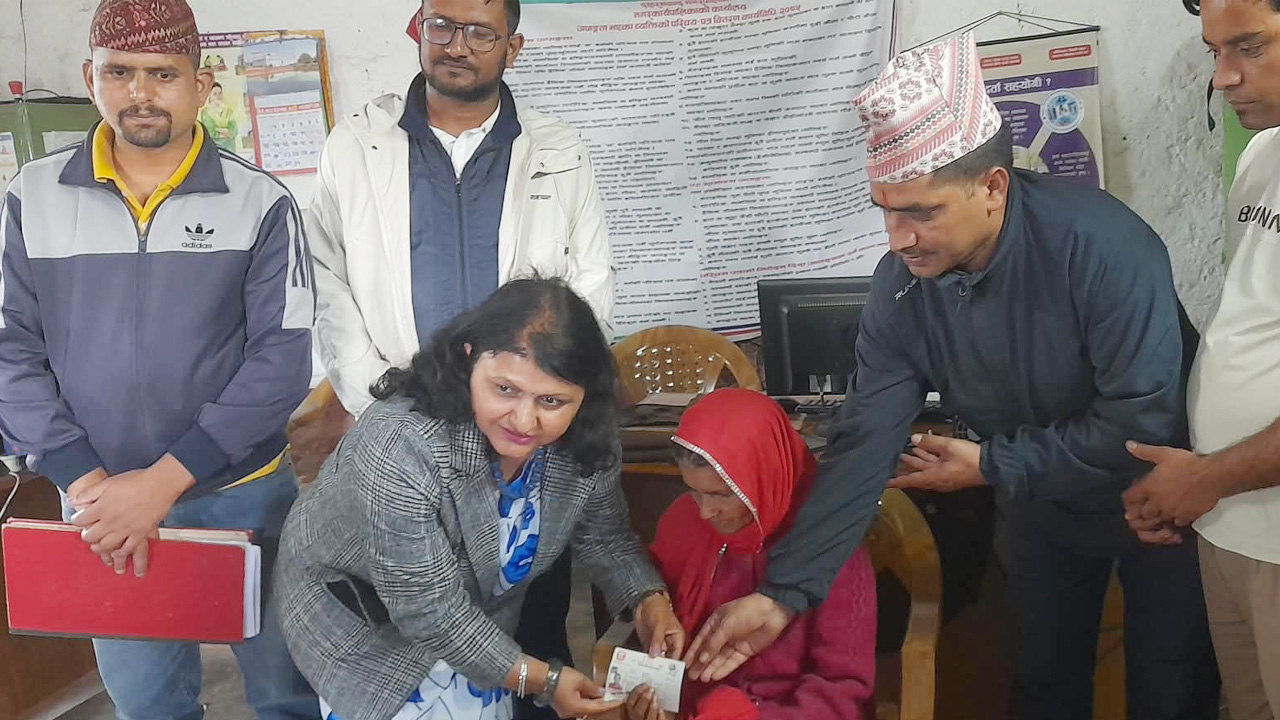 ‘अशक्तको घरमा प्रजिअ कार्यक्रम’ : ७२ बर्षीया वृद्धाले वडामै पाइन नागरिकता 