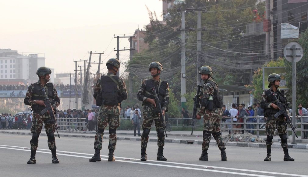 सडकमा सेना, विना काम घरबाहिर ननिस्कन आग्रह