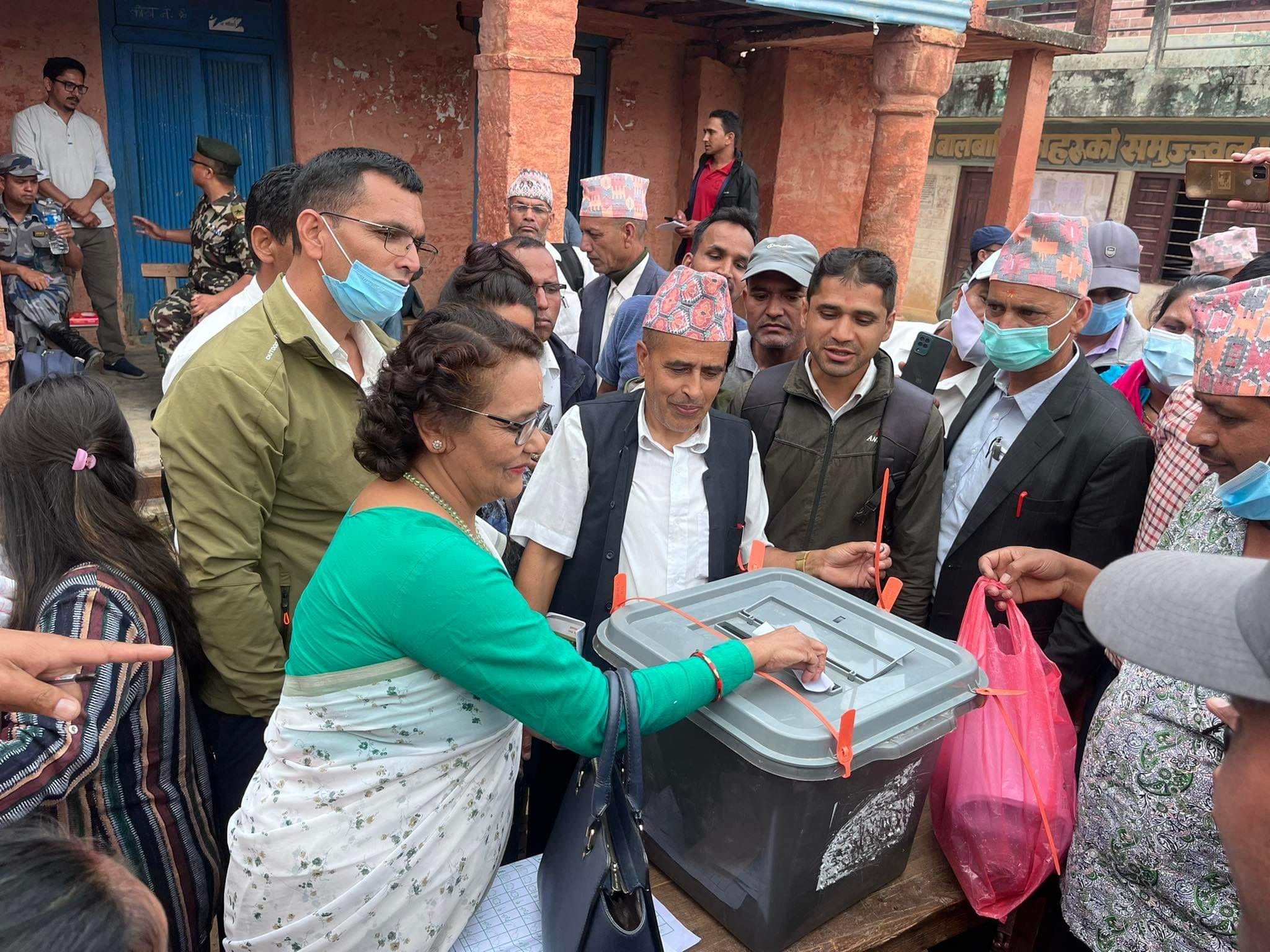 निर्वाचन सामग्री सहित मतदान केन्द्र तर्फ लागे कर्मचारी 