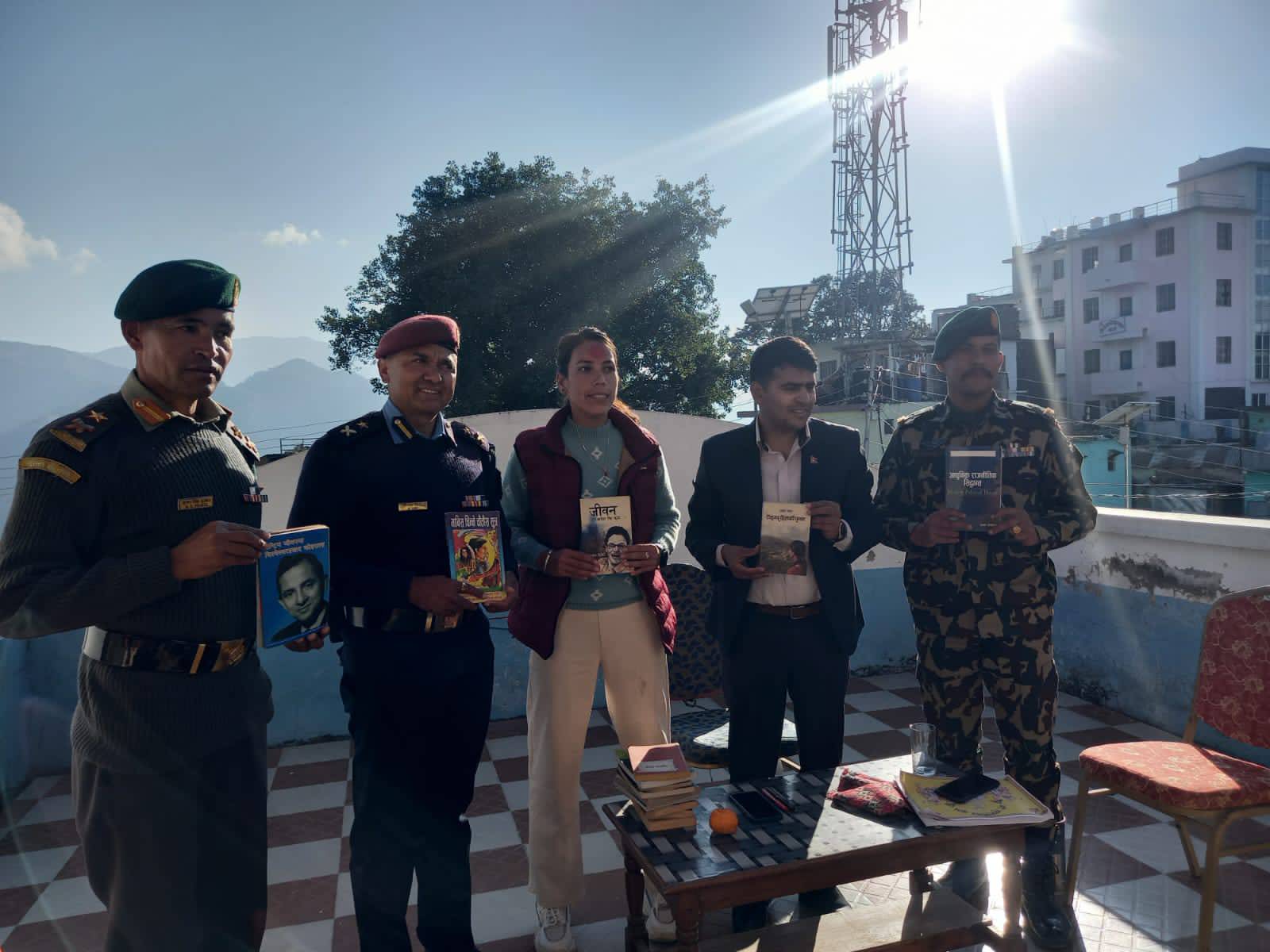 सामाजिक अभियान्ता टेरद्वारा जन्मदिनको अवसरमा कैदीबन्दीका लागि पुस्तक हस्तान्तरण