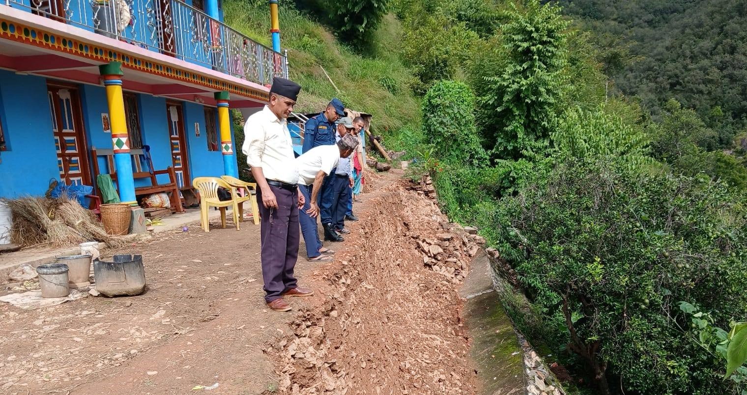 मेलौलीमा पहिरो प्रभावित क्षेत्रको स्थलगत निरीक्षण, आवश्यक सहयोग गर्ने जनप्रतिनिधिको प्रतिबद्धता