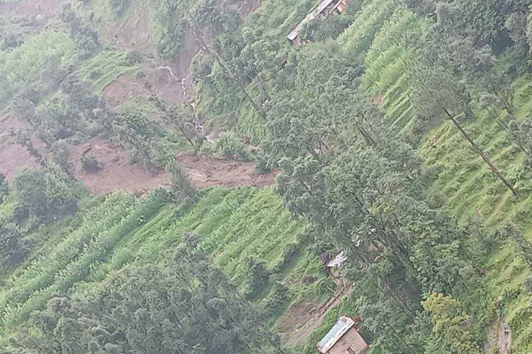 सुर्नयाको मल्लोढोले र रातापानी टोलमा पहिरोको जोखिम
