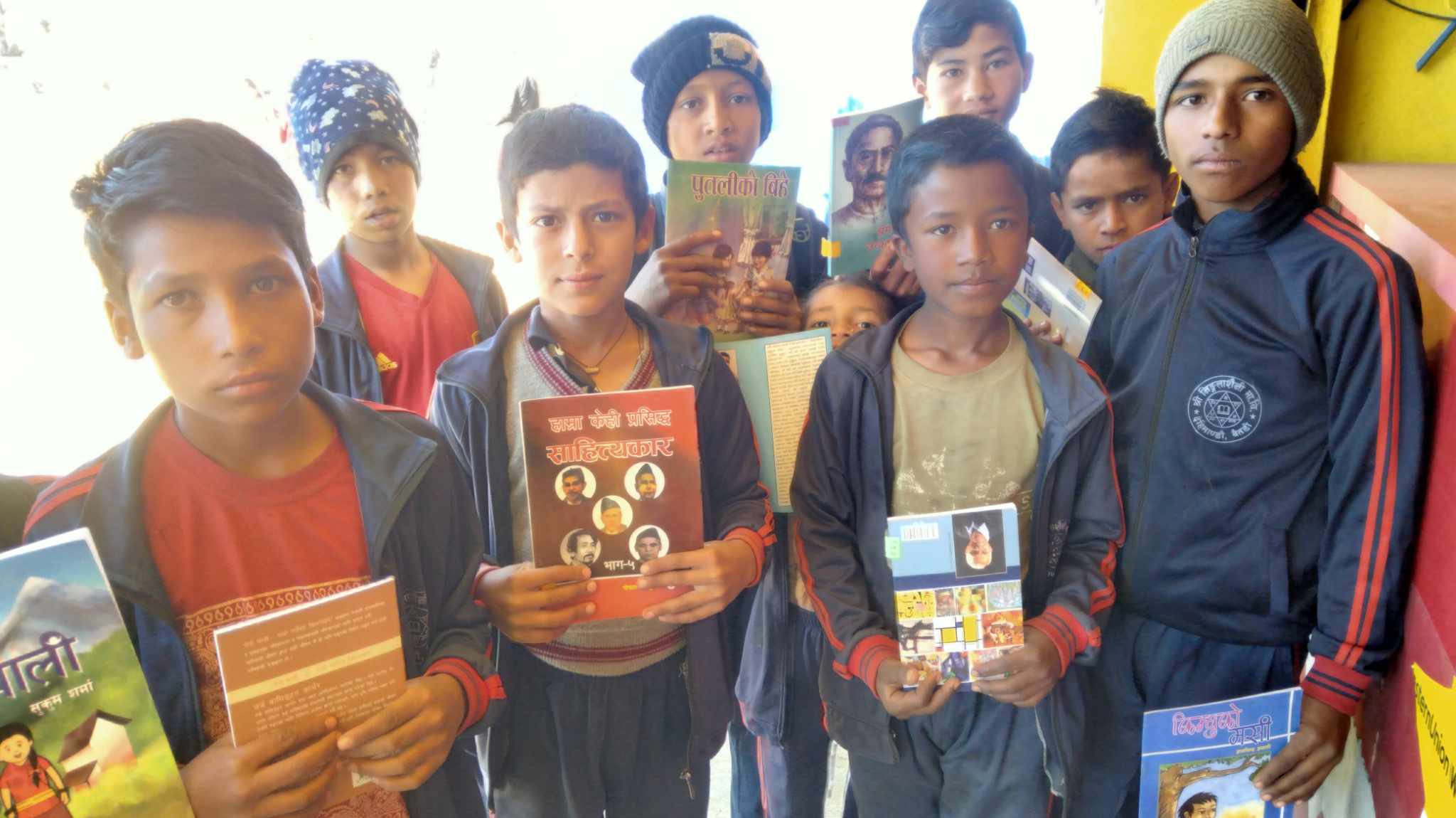 बैतडीमा विद्यार्थीहरुलाई पुस्तक वितरण 