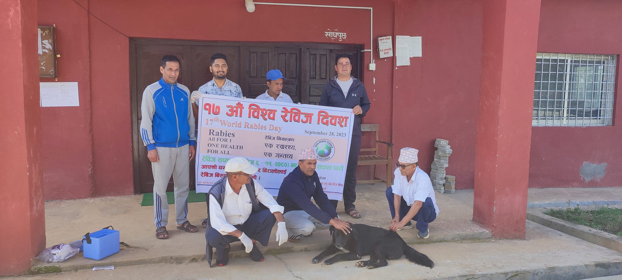 बैतडीमा कुकुर तथा बिरालोलाई रेबिजविरुद्धको खोप लगाइँदै 