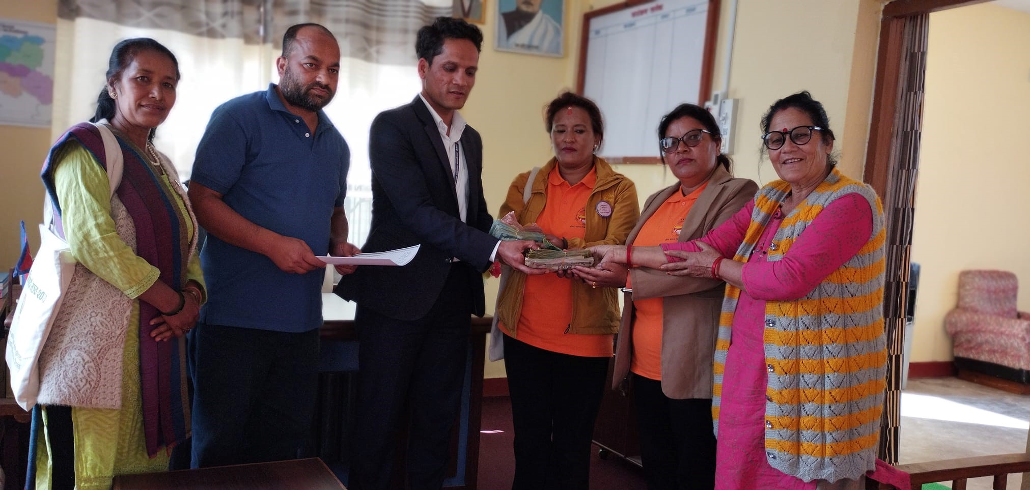 जाजरकोट भूकम्प प्रभावितका लागि बैतडीमा  संकलित राहत रकम हस्तान्तरण