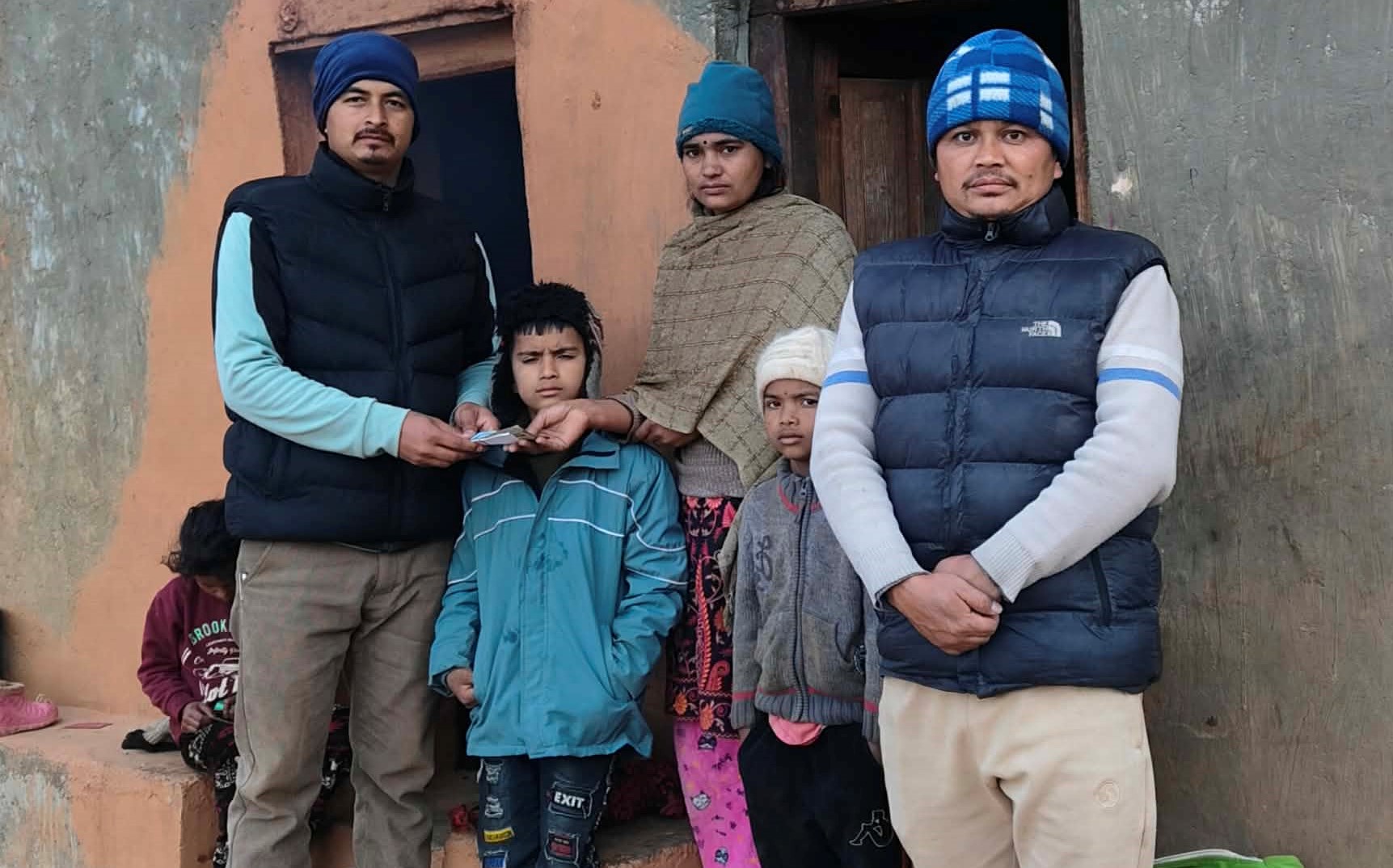 सुर्नयाकी जानकीका लागि सहयोग अभियान जारी,कर्मचारीबाट संकलित रकम हस्तान्तरण 