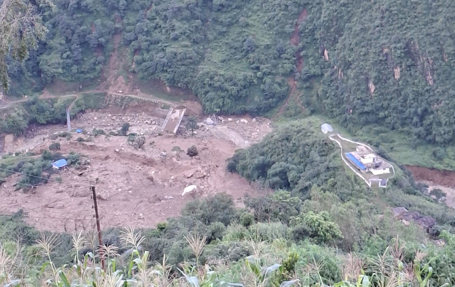 रोल्पामा पहिरोले ६ वटा घरगोठ पुरिँदा २ जनाको मृत्यु, १० जना बेपत्ता