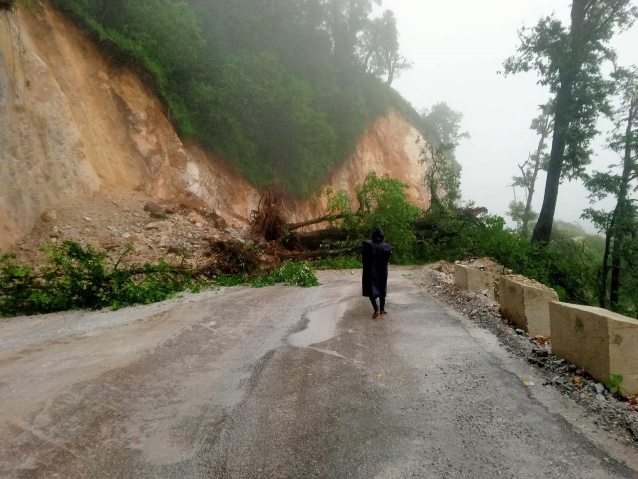 पहिरोका कारण जयपृथ्वी राजमार्ग अवरुद्ध 