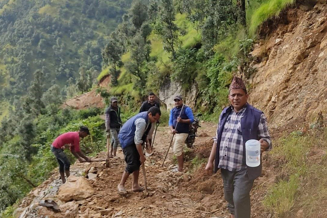 पहिरोले अवरुद्ध सडक गाउँका युवाले श्रमदानमा सफा गरे 