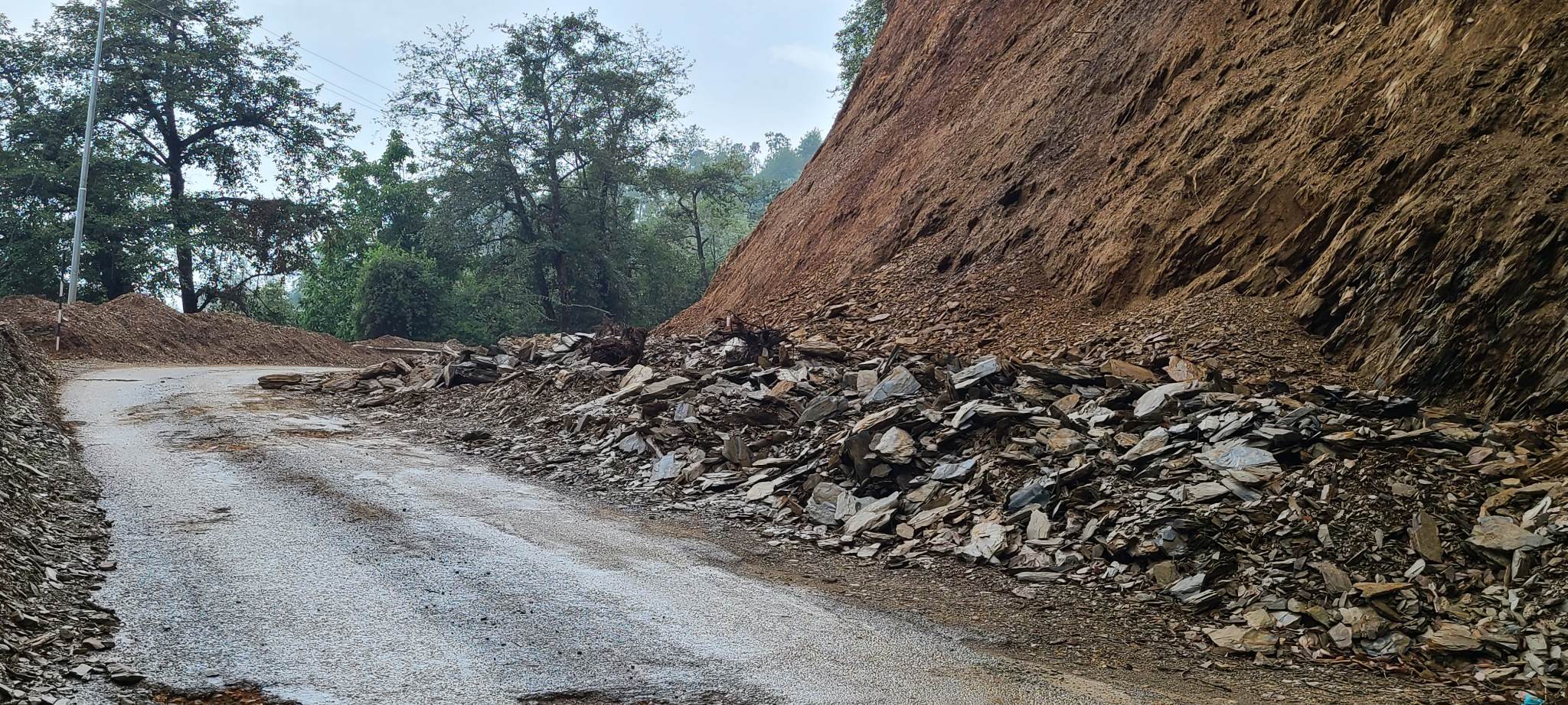 सुदूर पहाडका मुख्य राजमार्गमै खाल्डाखुल्डी, सवारी साधन सञ्चालनमा समस्या 