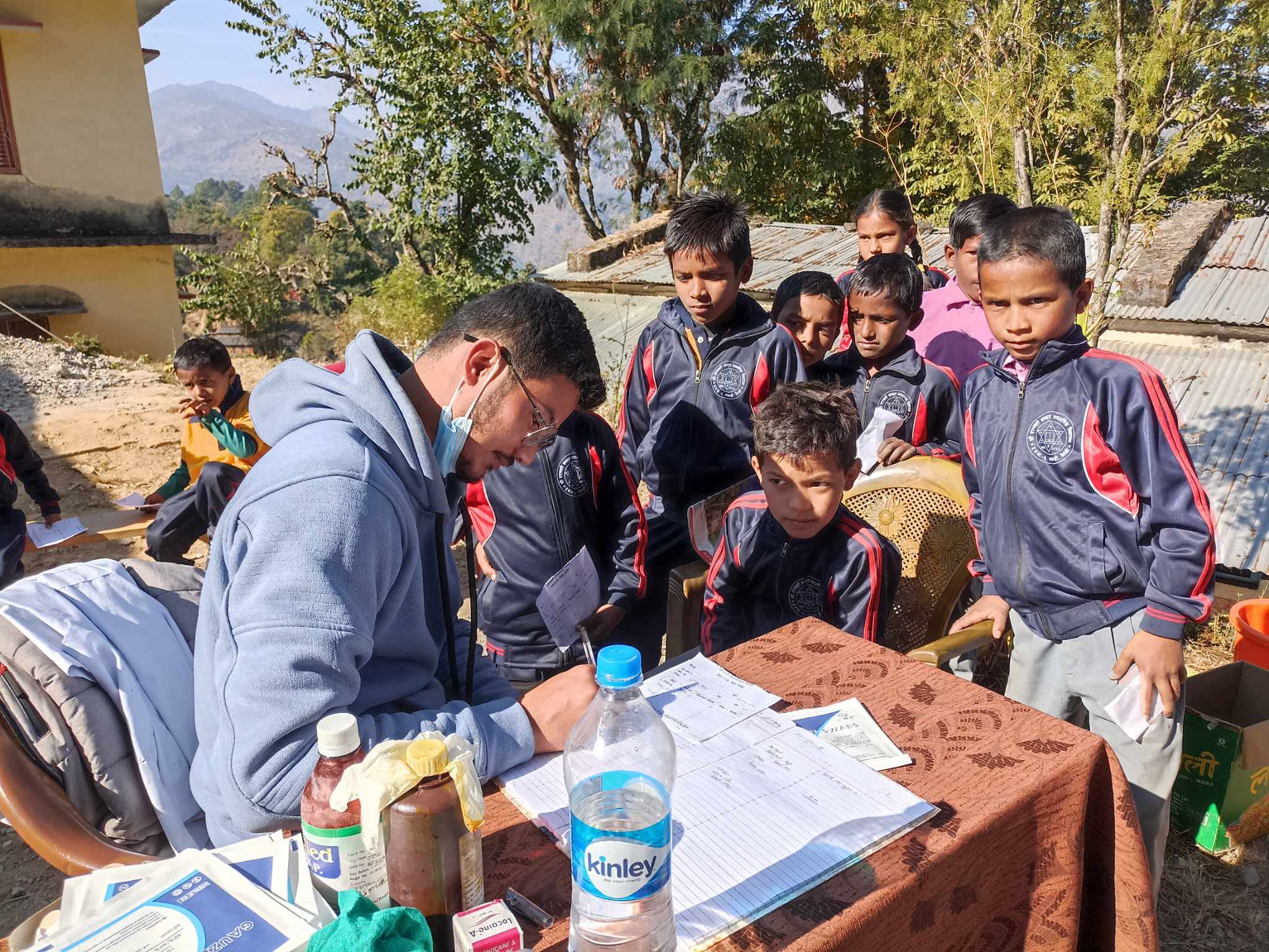 बैतडीको सरस्वती संस्कृत माविमा स्वास्थ्य शिविर : ९८ जना विद्यार्थीले लिए सेवा 