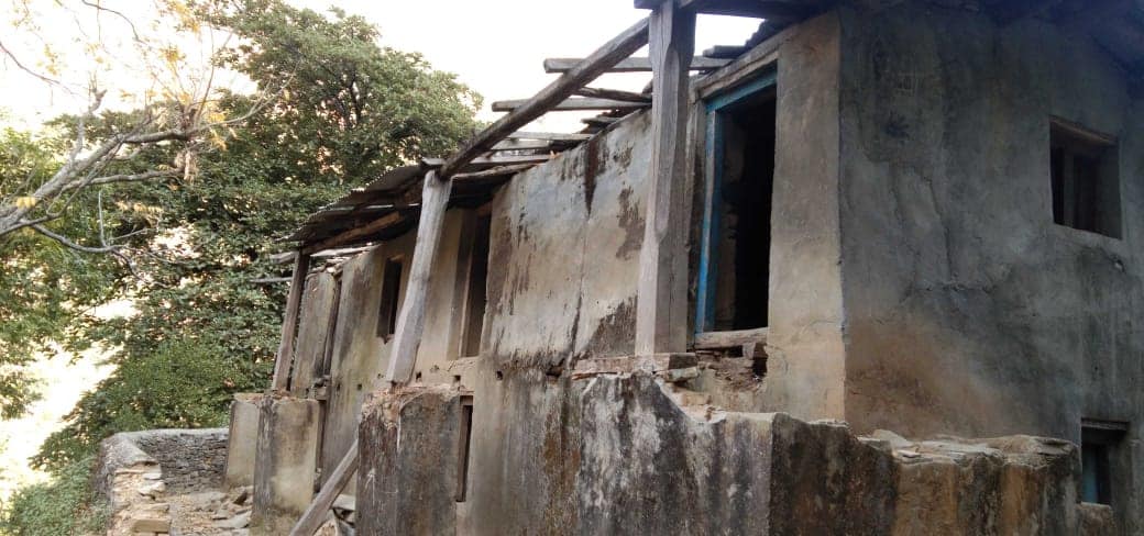 छानो मर्मत नहुँदा शिवलिङ्ग आधारभूत विद्यालयका बालबालिकाहरुलाई समस्या 