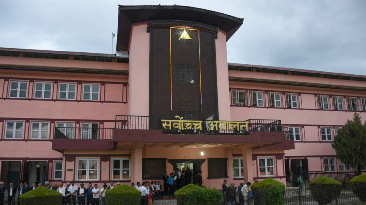 स्वकीय सचिवको निर्णयविरुद्ध सर्वोच्चमा रिट