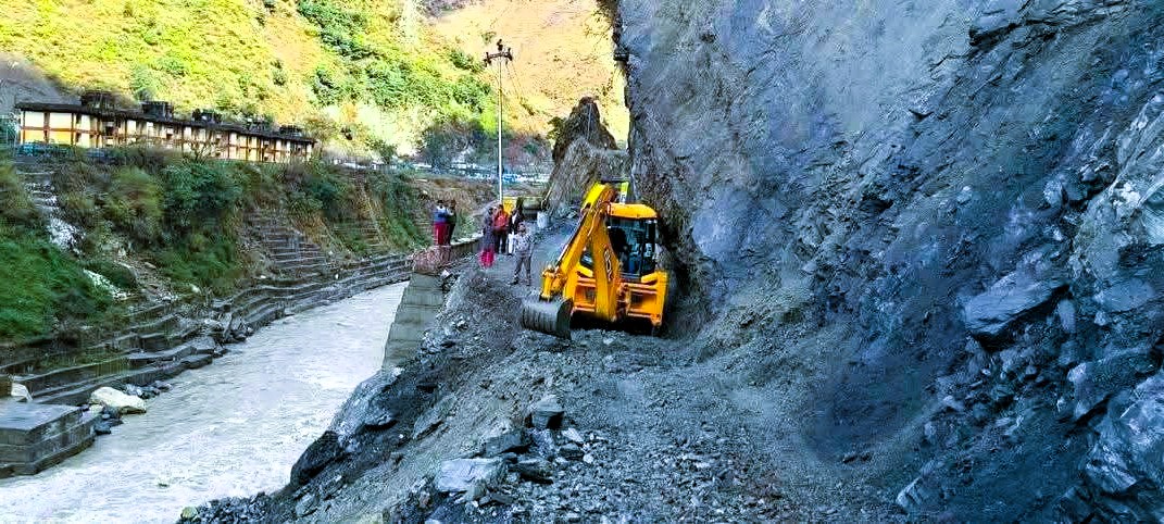 दार्चुलाको किम्तडीमा हिउँदे वर्षाका कारण पहिरो, अवरुद्ध सडक सञ्चालन