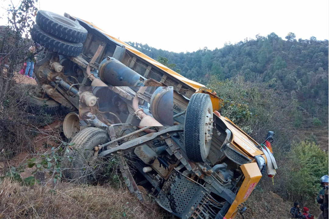 बैतडीको लामालेकमा टिप्पर दुर्घटना, चालक र सहचालक घाइते 