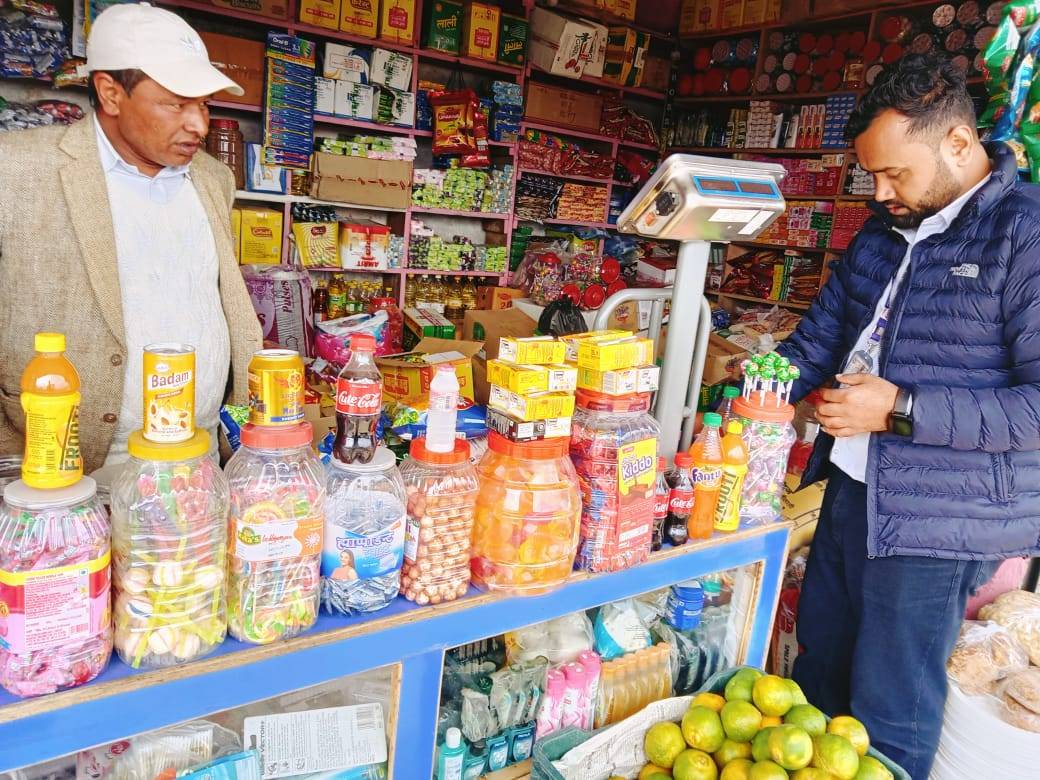 बैतडीमा चाडपर्व लक्षित बजार अनुगमन, सचेत बन्दै व्यापारी र उपभोक्ता 