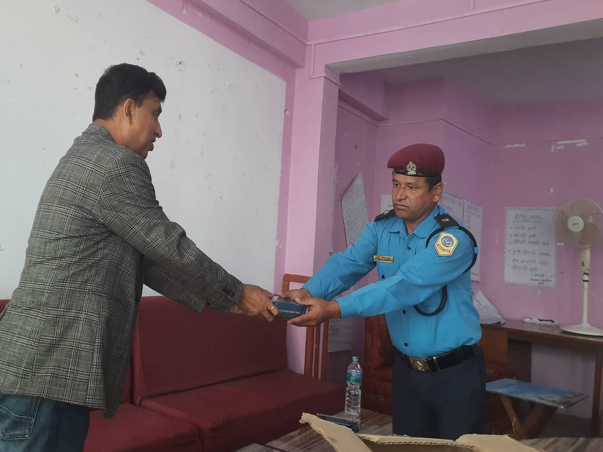 स्वास्थ्य कार्यालय बैतडीद्वारा  ट्राफिक पोष्टहरुलाइ ‘ब्रेथलाइजर’ मेसिन वितरण