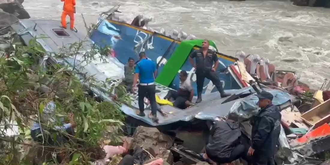 तनहुँ बस दुर्घटना ,मेडिकल टिमसहित सेनाको हेलिकप्टर दुर्घटनास्थलमा