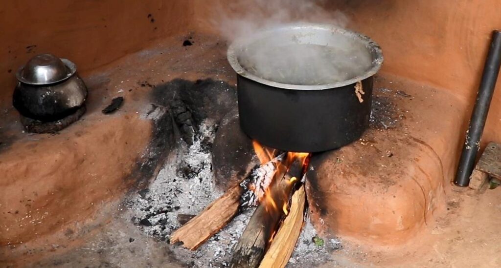 बैतडीका ९५ प्रतिशत घरधुरी अझै दाउरामा निर्भर,३२ हजार घरधुरीमा छैन् बिजुली
