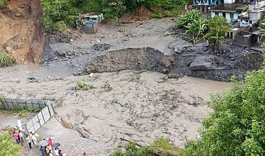 दार्चुलामा बाढीः पीडितलाइ राहत वितरण गरिदै,१० जना अझै बेपत्ता