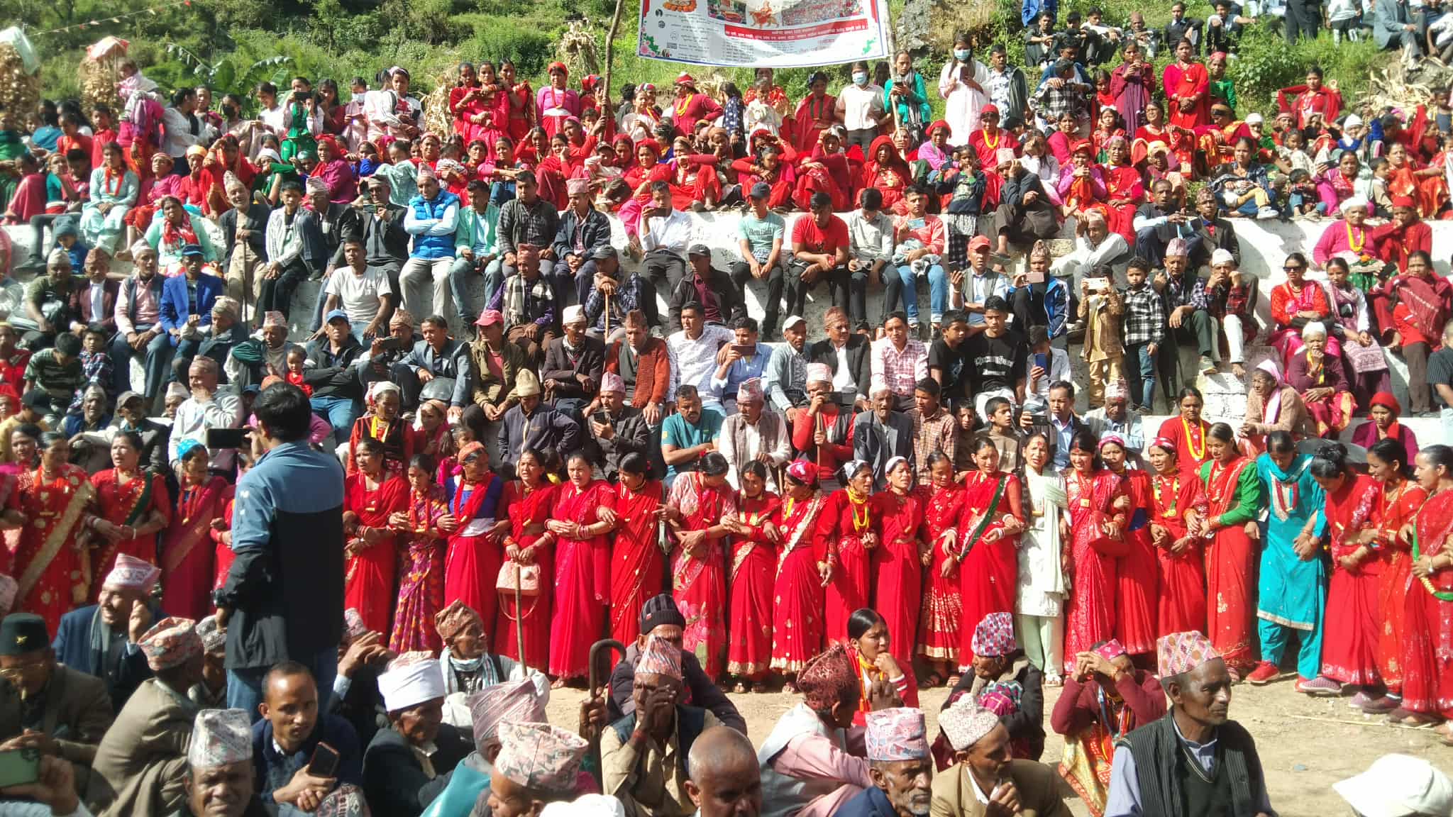 द्याँचीको अवसरमा आयोजना गरिएको देउडा कार्यक्रममा कलाकारलाई सम्मान