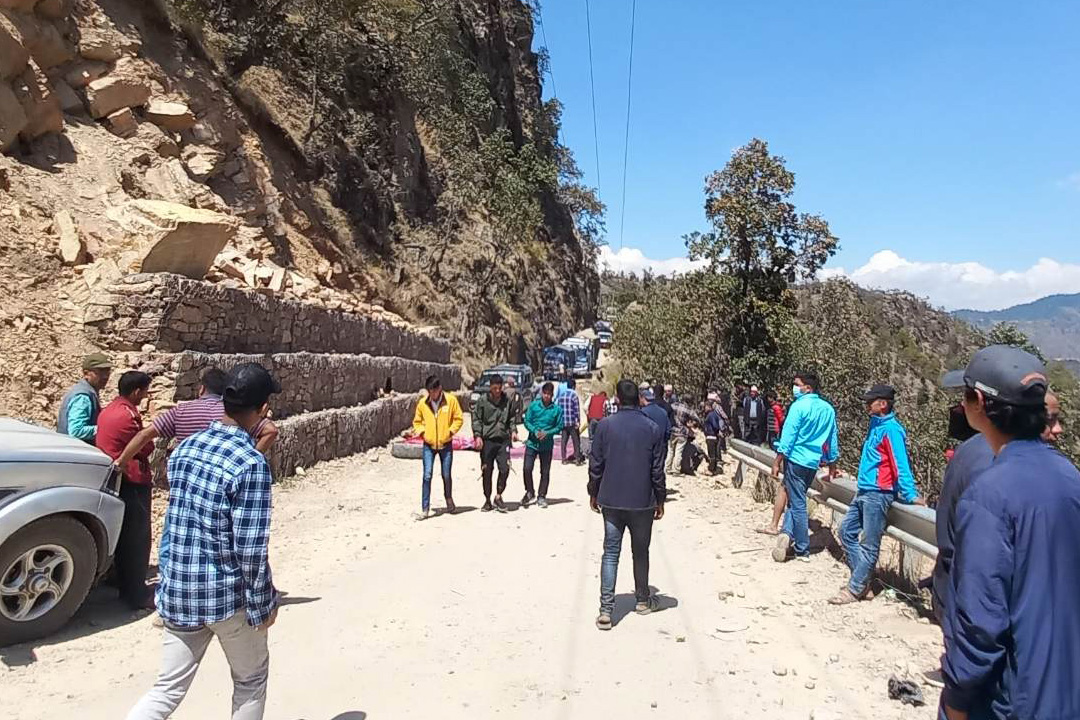 बैतडी झौलेक जीप  दुर्घटनाः घटनास्थलबाट शव अस्पताल लगियो,चालक अझै फरार 