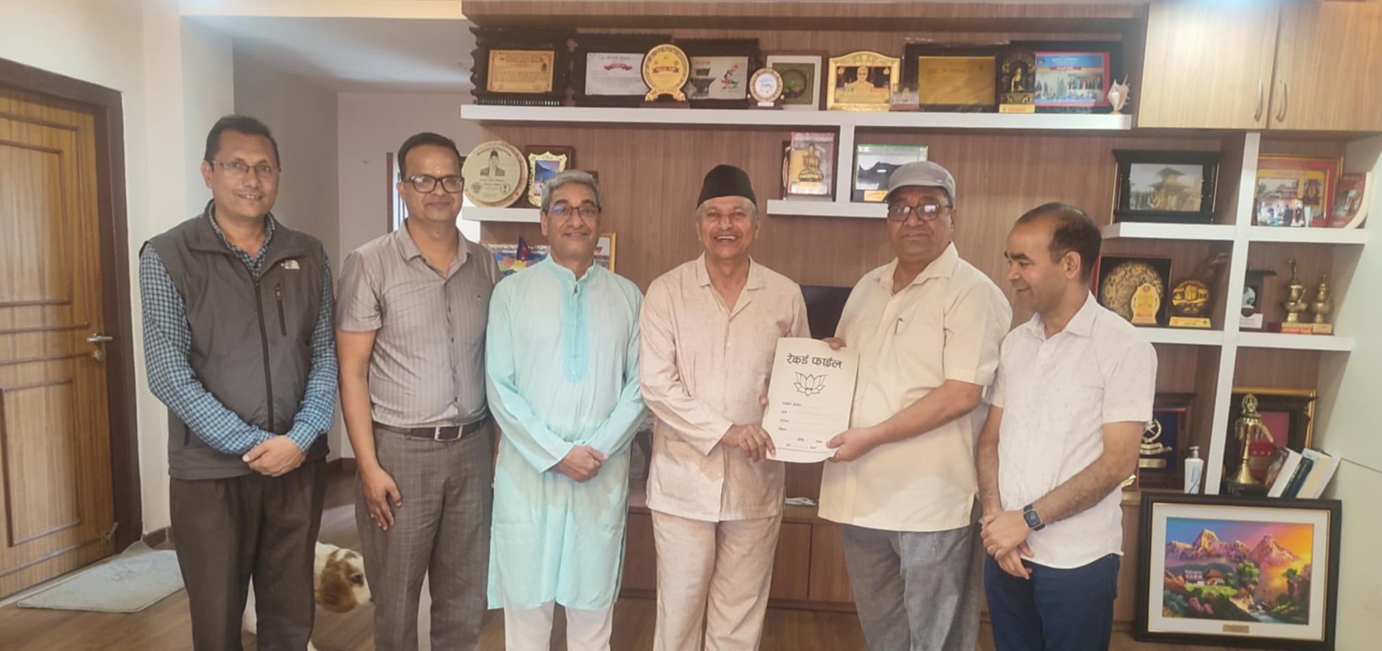 जमीन बैतडीमा, मालपोत बुझाउन डडेल्धुरा –समस्या समाधान गरिदिन मन्त्रीलाई आग्रह