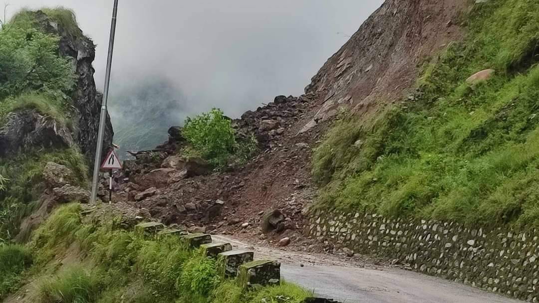 महाकाली लोकमार्ग अवरुद्ध, धामीगडामा सडक भासियो  