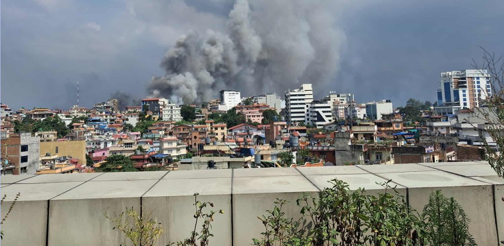 प्रदर्शनकारीद्वारा संसद भवनमा आगजनी