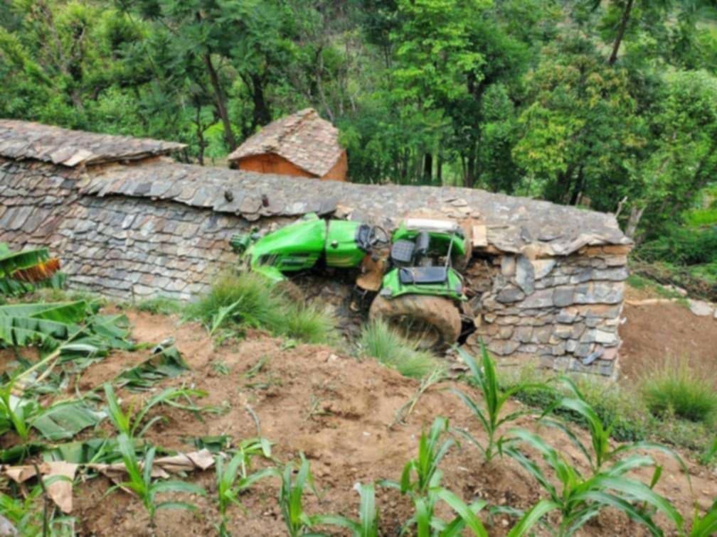 बैतडीमा ट्याक्टर दुर्घटना, दुई बालिका घाइते 